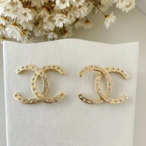 Brinco Chanel Cravejado