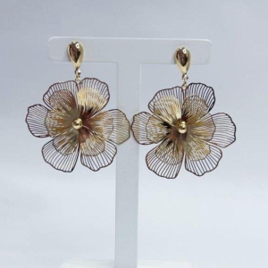 Brinco Flor Detalhes Fio a Fio