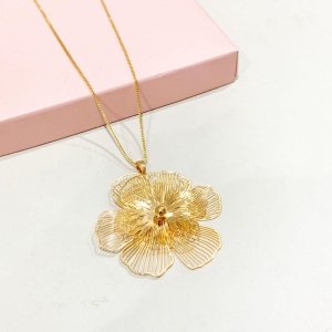 Colar Flor com Detalhes Fio a Fio