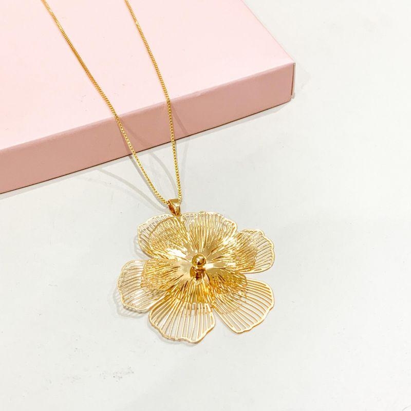 Colar Flor com Detalhes Fio a Fio