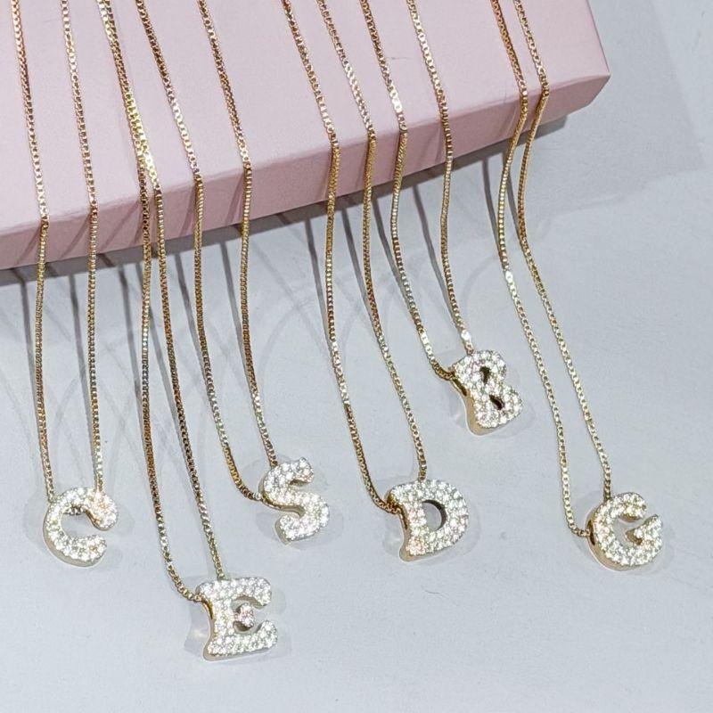 Colar Letra Cravejada Pequeno Ouro