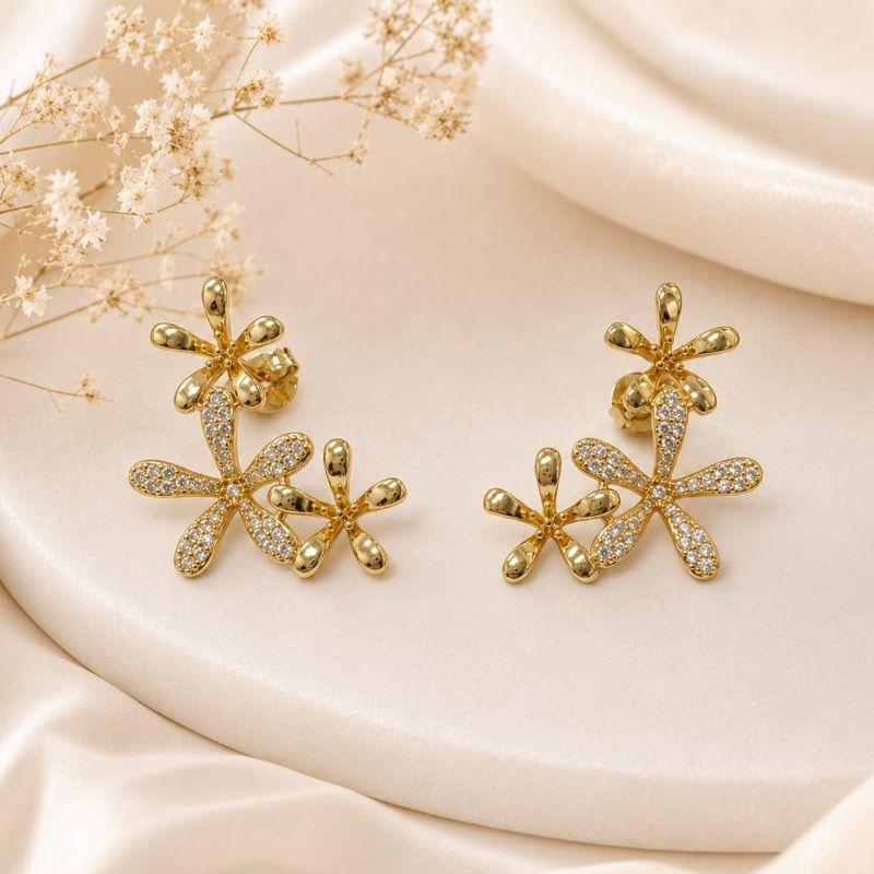 Brinco Ear Cuff Cravejado Flores