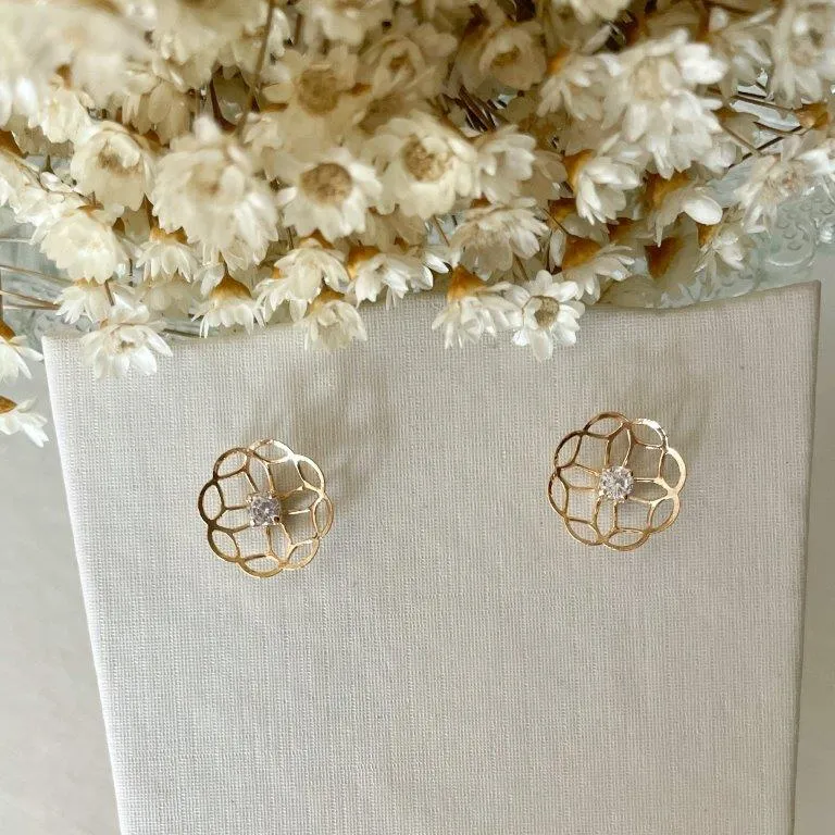 Brinco Flor de Fios e Zirconia ao Centro