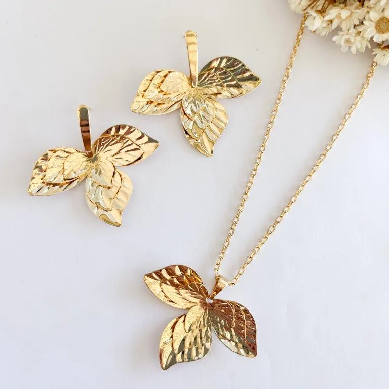Colar Flor Sobreposta