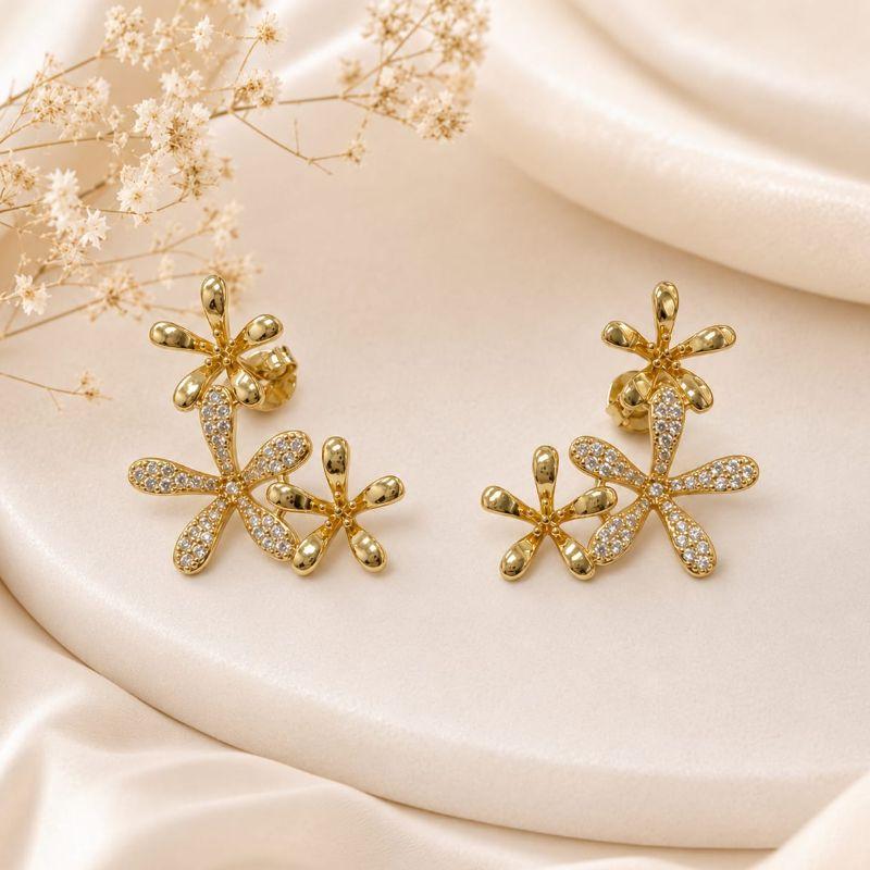 Brinco Ear Cuff Cravejado Flores